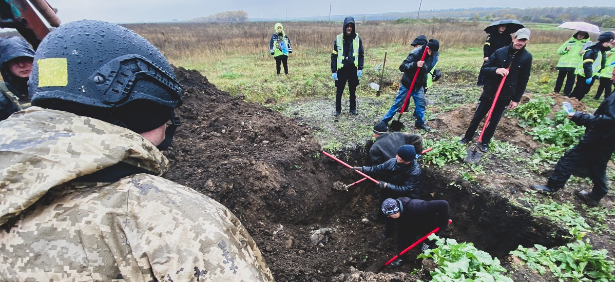 Article У Борівській громаді знайшли масове поховання українських бійців: фоторепортаж