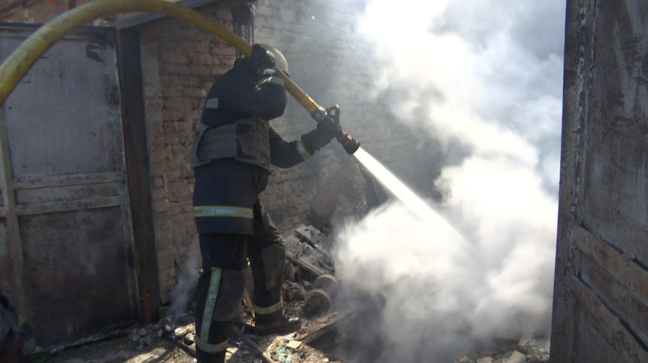 Зображення до:  Від російського обстрілу у Дворічній спалахнув приватний будинок