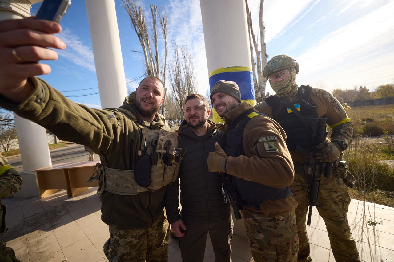 Зображення до:  Офіційно звільнений: у деокупованому Херсоні за участі Зеленського підняли прапор