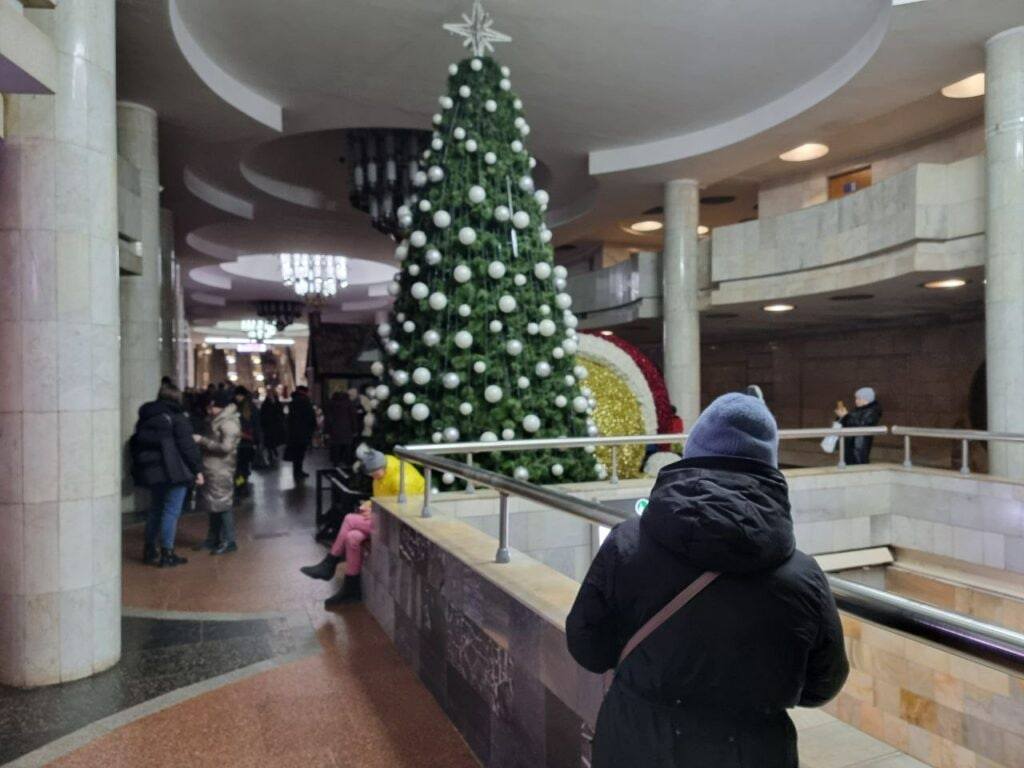 Зображення до:  У метро Харкова встановили новорічну ялинку