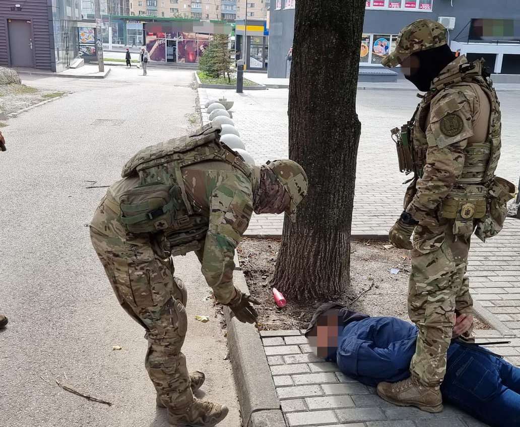 Зображення до:  У Харкові затримали чоловіка, який у 2014 році піднімав прапор РФ над міськрадою — СБУ