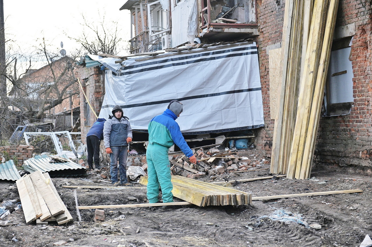 Зображення до:  Як відновлюють після обстрілів житло у Золочеві: інформація ОВА