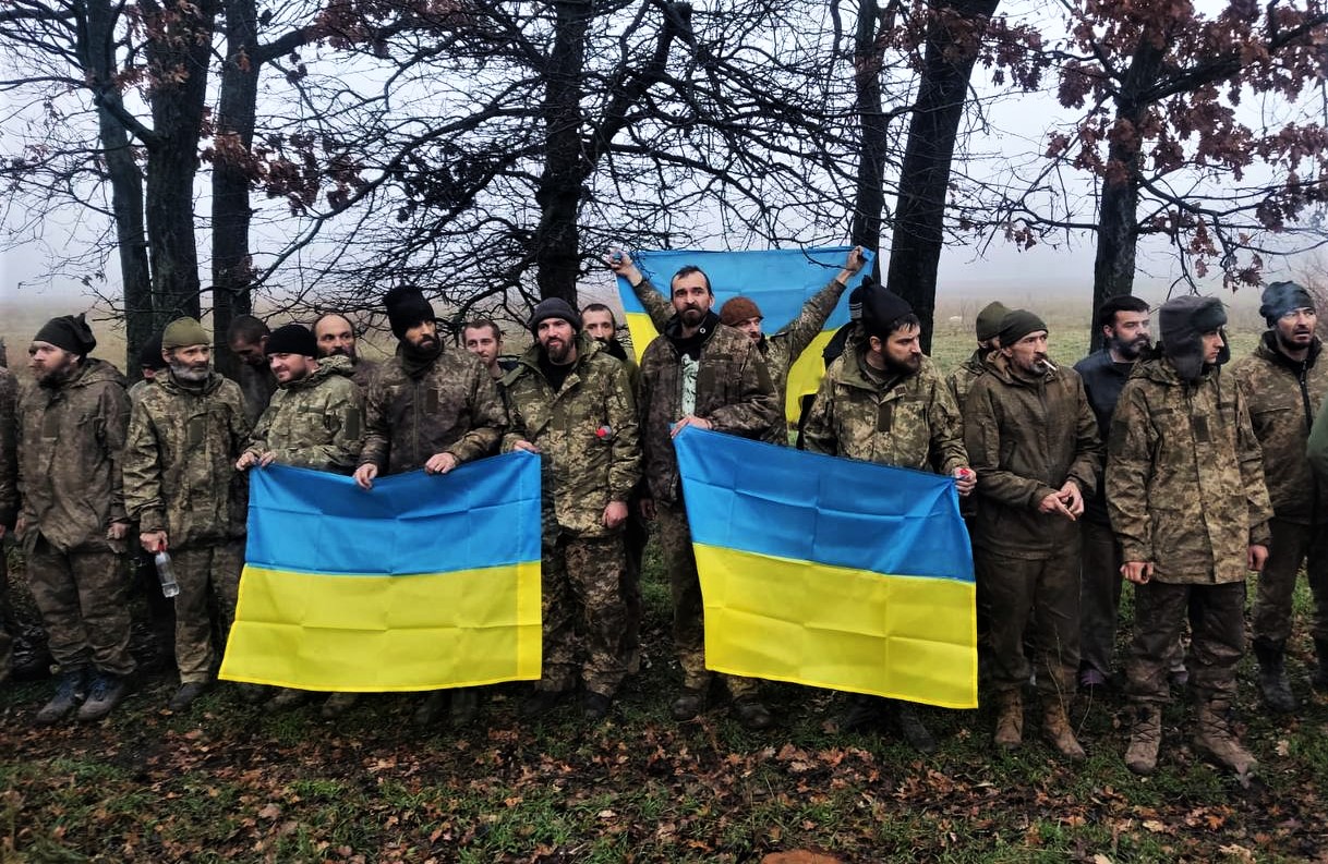 Зображення до:  З полону звільнили 64 бійців ЗСУ та громадянина США