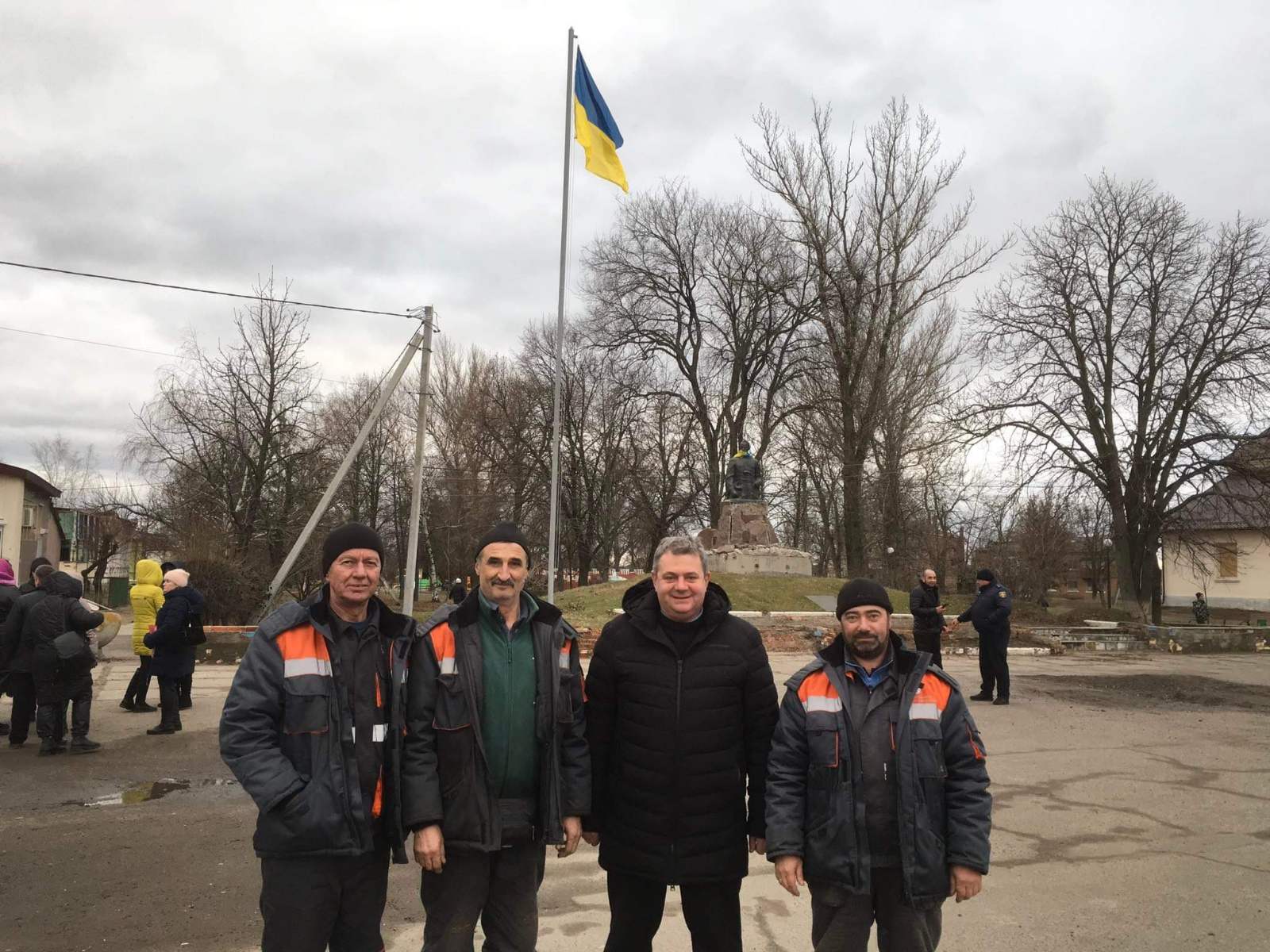 Зображення до:  У Барвінковому полагодили флагшток і знову підняли прапор України