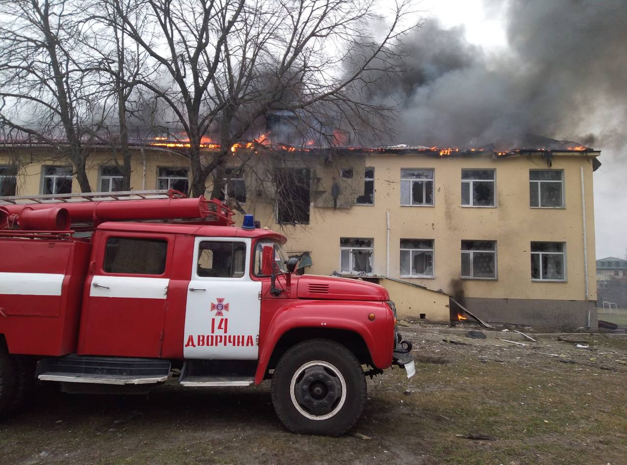 Зображення до:  У Дворічній внаслідок російського обстрілу горів ліцей