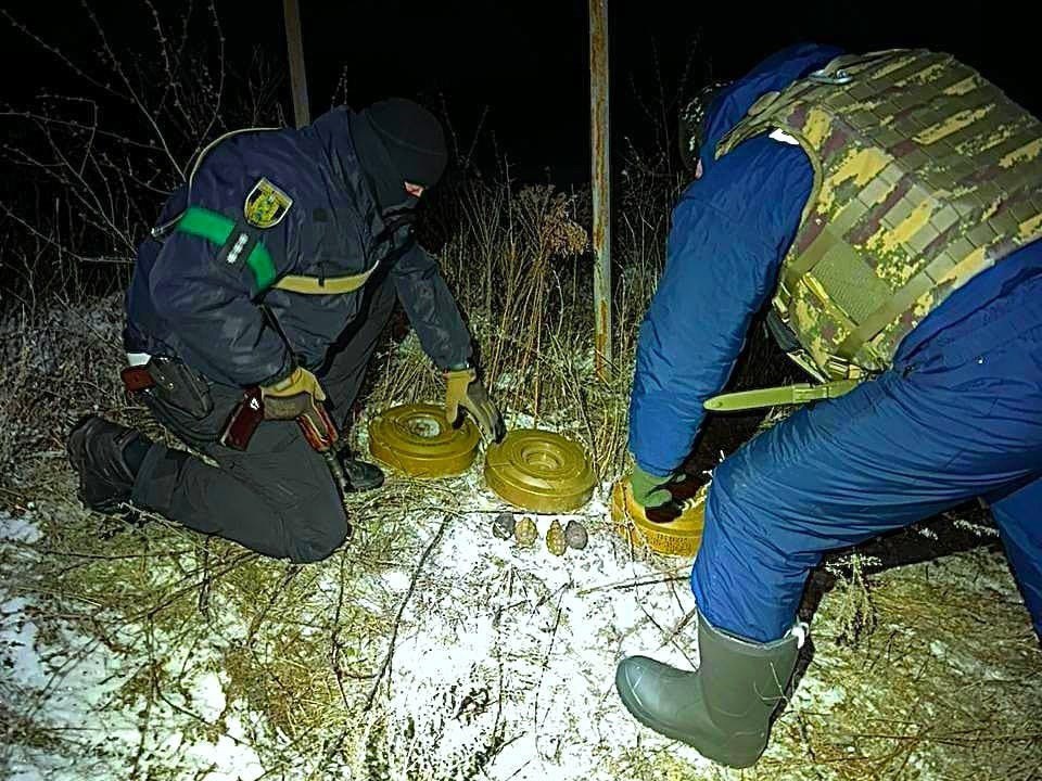 Зображення до:  На Ізюмщині на узбіччі дороги знайшли протитанкові міни