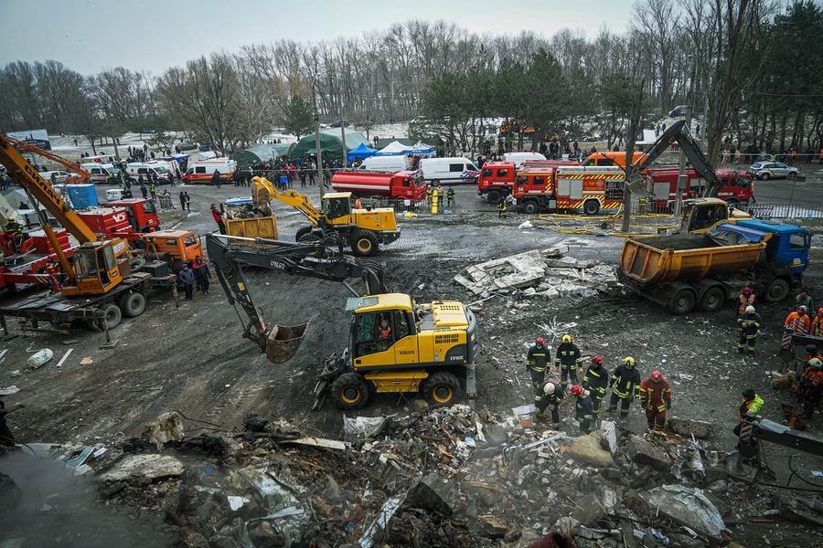 Зображення до:  У Дніпрі завершили пошуки на місці ракетного удару