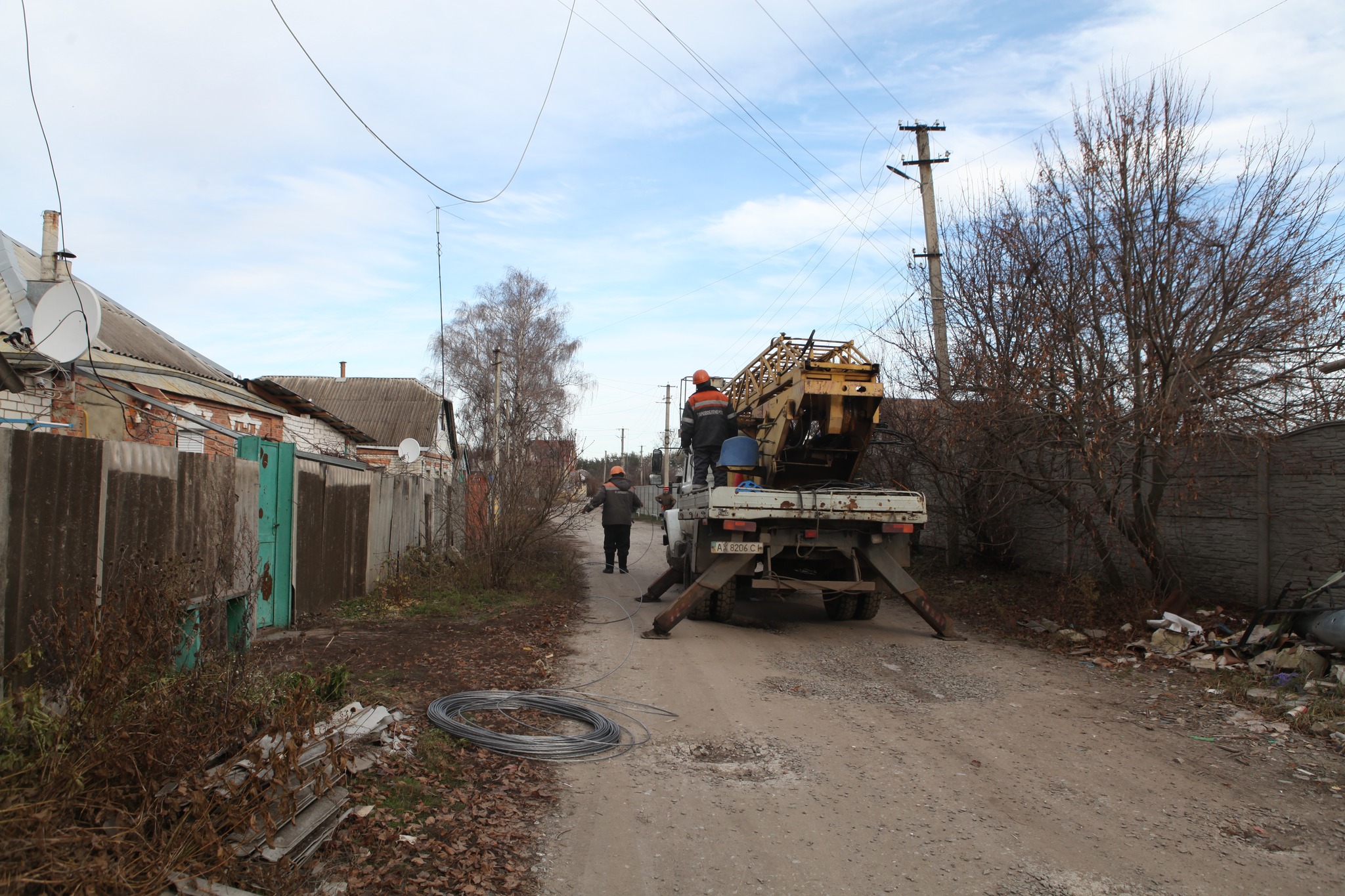 Зображення до:  Рік без світла: енергетики знову заживили село під Харковом