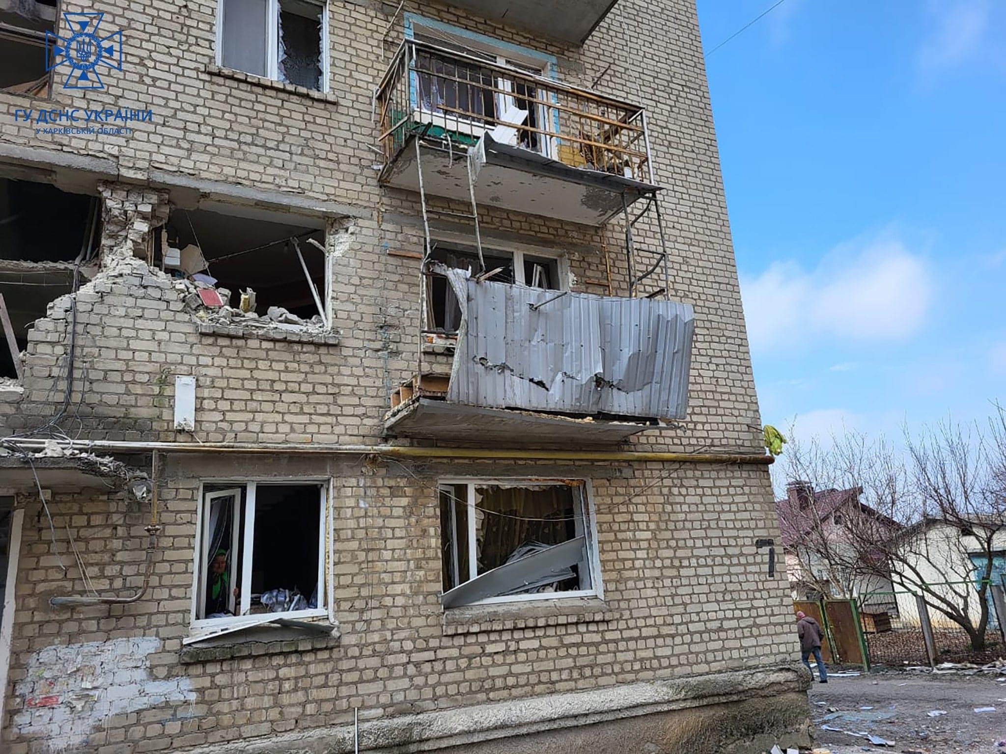 Зображення до:  У Куп’янську російські снаряди влучили в п’ятиповерхівку