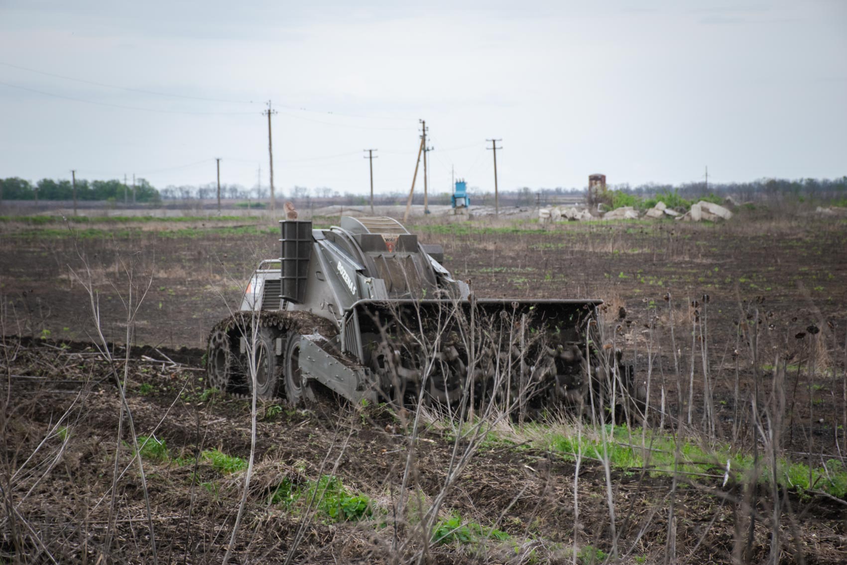 Зображення до:  Розмінування на Харківщині: військові показали, як працює «Божена»  