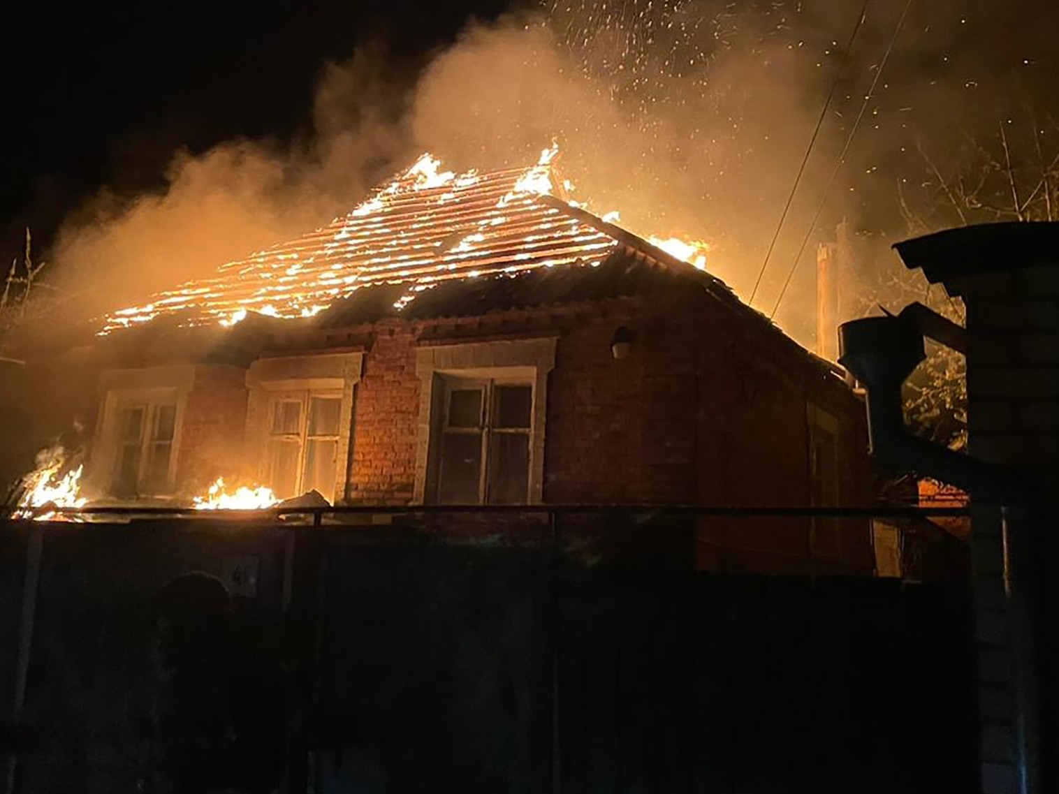 Зображення до:  У Куп’янську від обстрілу спалахнув житловий будинок