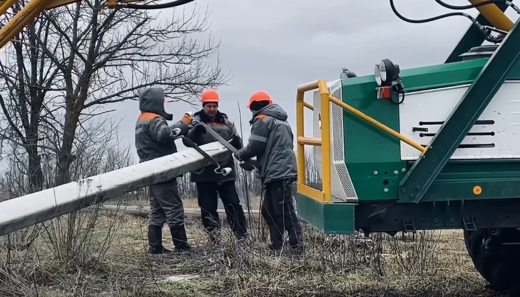 Зображення до:  Світла не було більш ніж рік: енергетики заживили деокуповане село на Балаклійщині