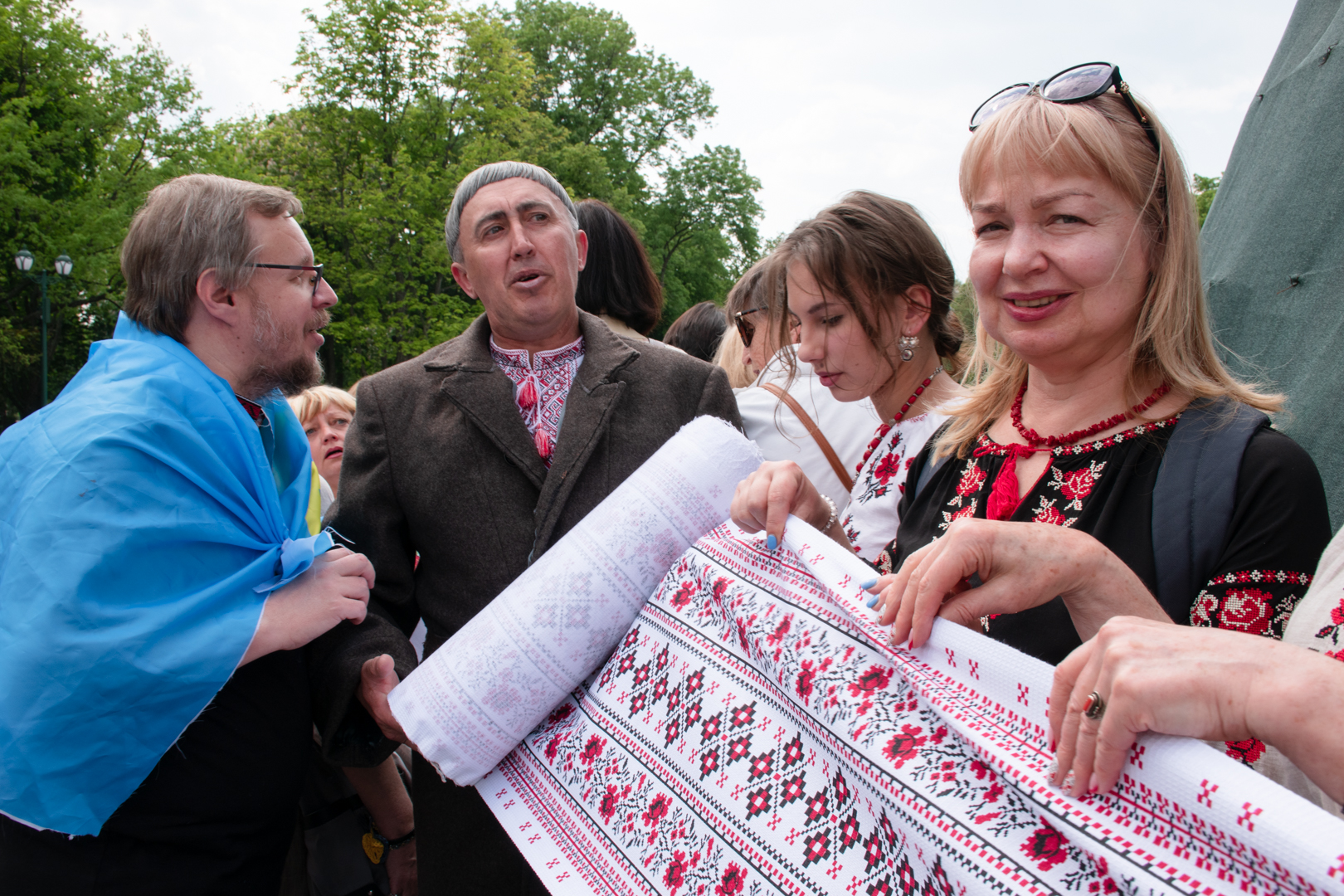 Зображення до:  Харків’яни у День вишиванки обгорнули пам’ятник Шевченку українським орнаментом