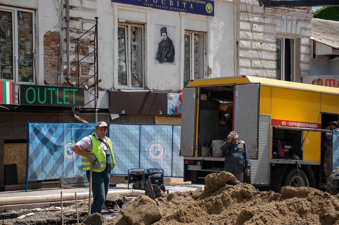 Зображення до:  Ремонт після удару росії: у центрі Харкова подали воду, готуються до асфальтування