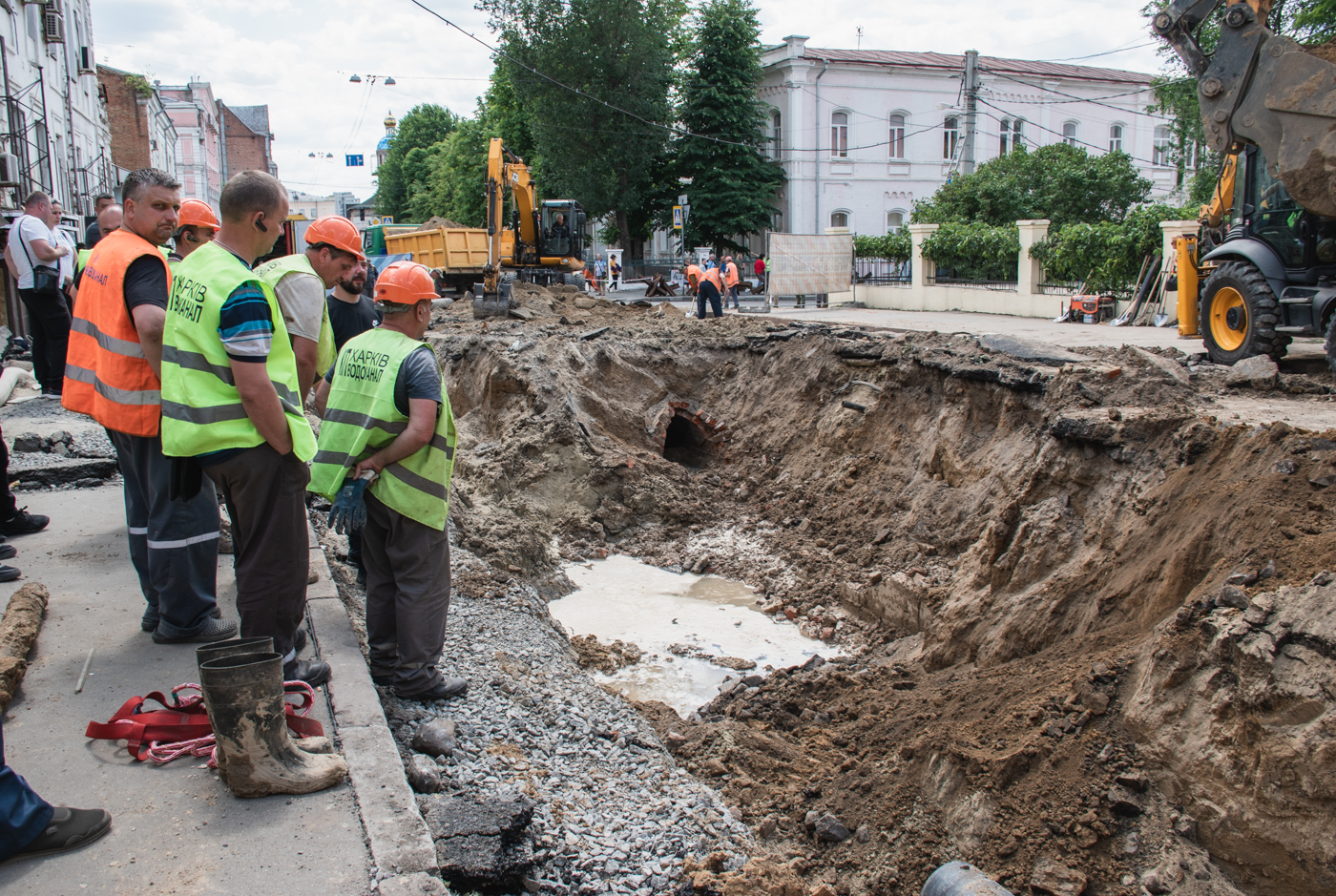 Зображення до:  Харків після ракетного удару по Римарській: фоторепортаж