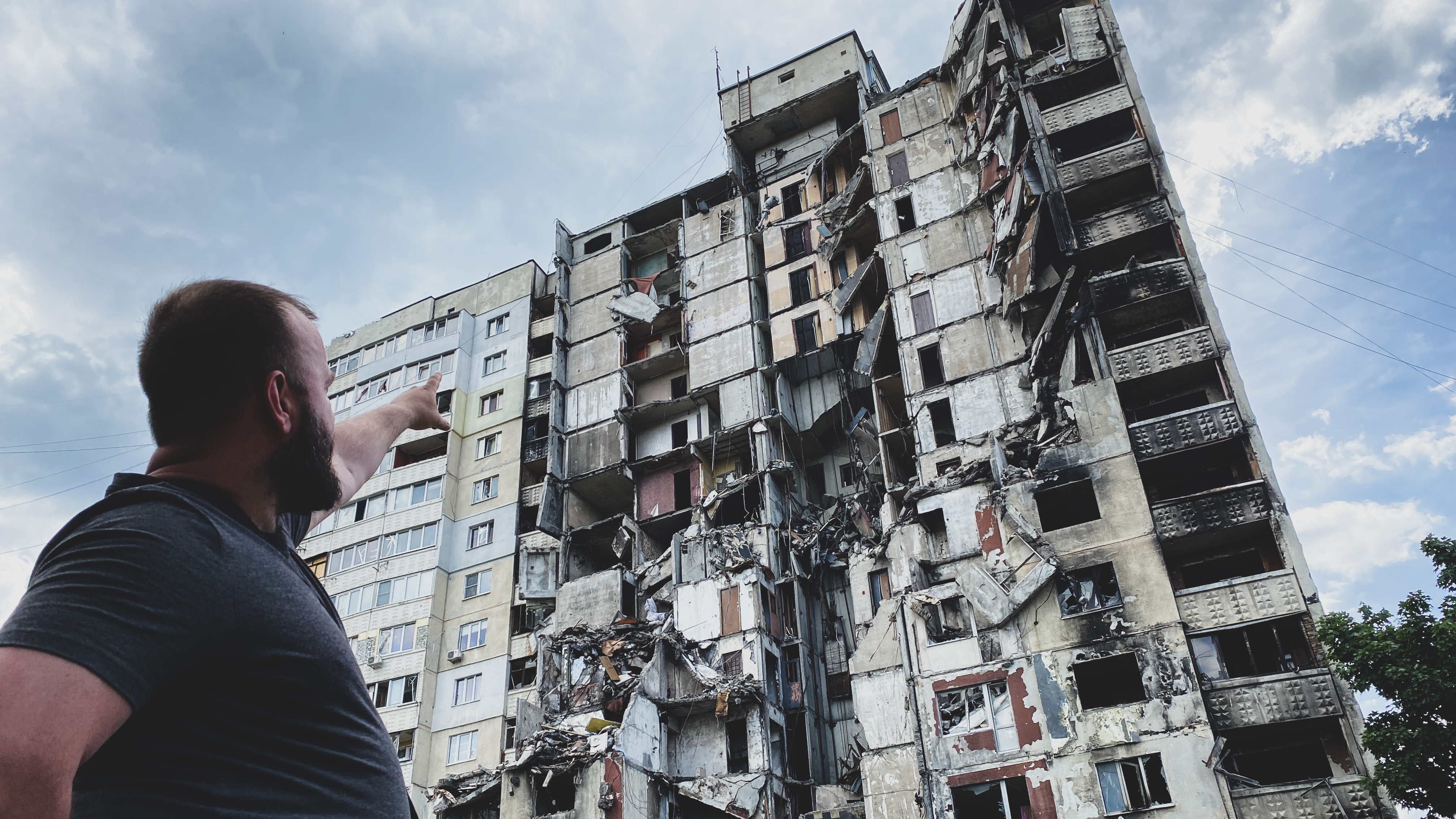 Зображення до:  Втомилися від невизначеності: мешканці зруйнованого будинку на вулиці Ужвій, 82 у Харкові звертаються до влади