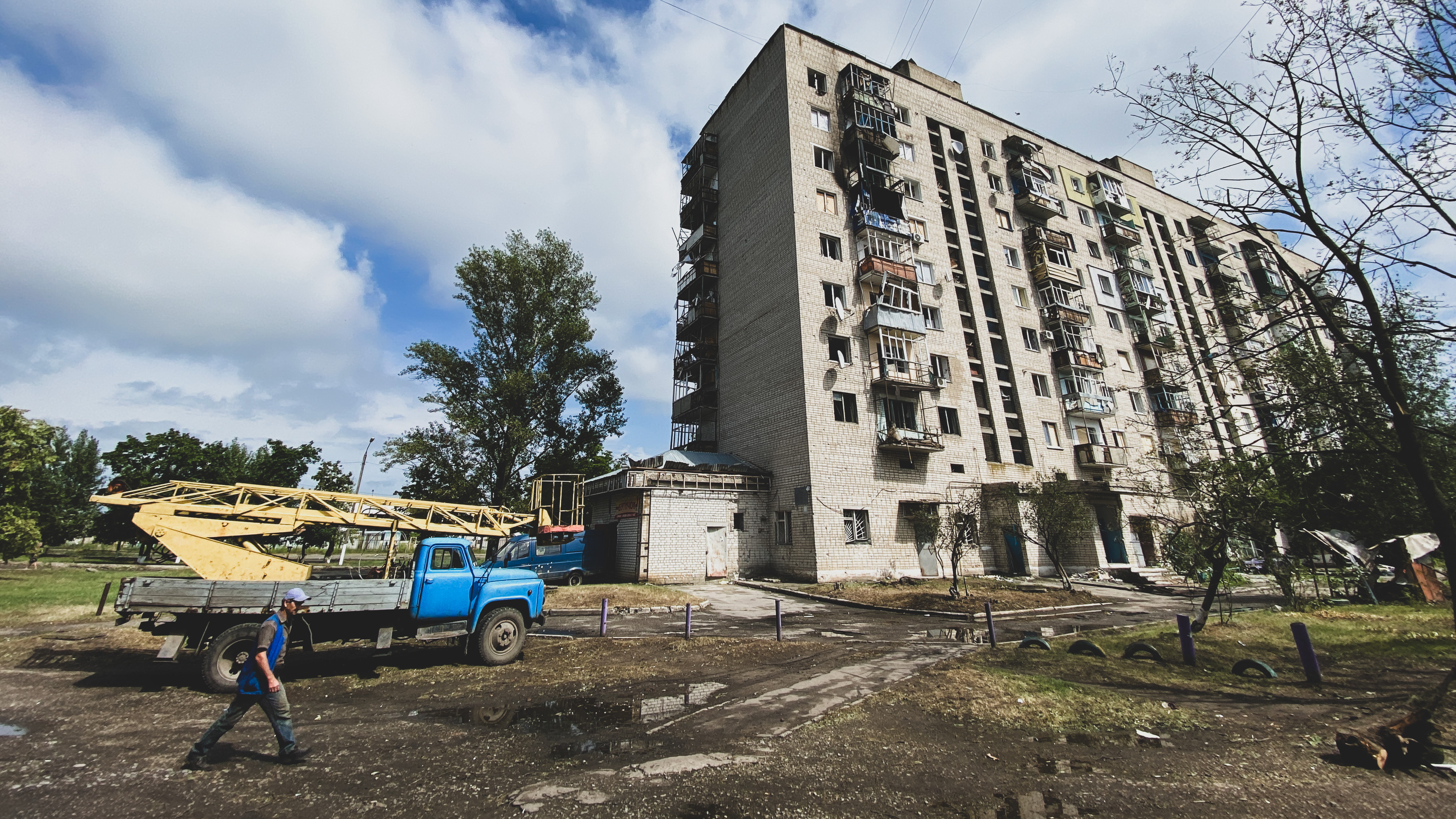 Article У селищі Ківшарівка усувають наслідки російського авіаудару, який вбив мешканку п’ятиповерхівки: фото