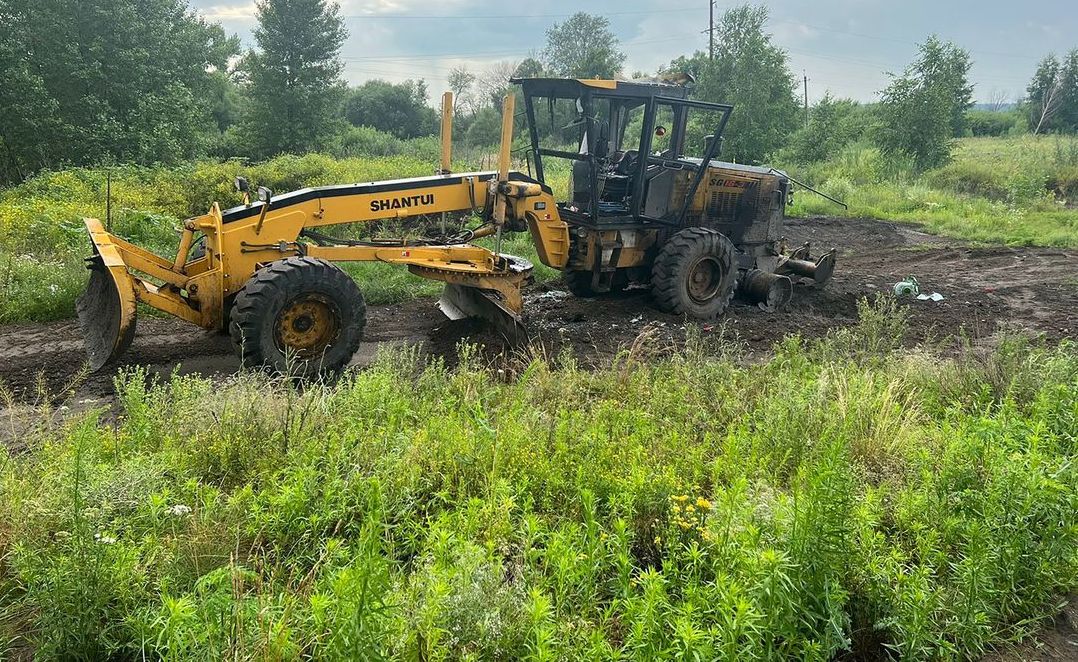 Зображення до:  У Печенігах підірвався грейдер, водій поранений