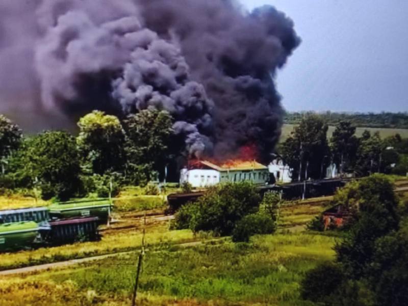 Зображення до:  В Одноробівці на Харківщині від російського обстрілу спалахнув вокзал: фото