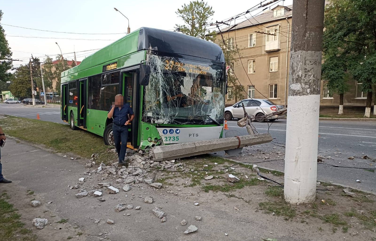 Зображення до:  У Харкові в ДТП з тролейбусом постраждали п’ятеро людей, двоє з яких — діти