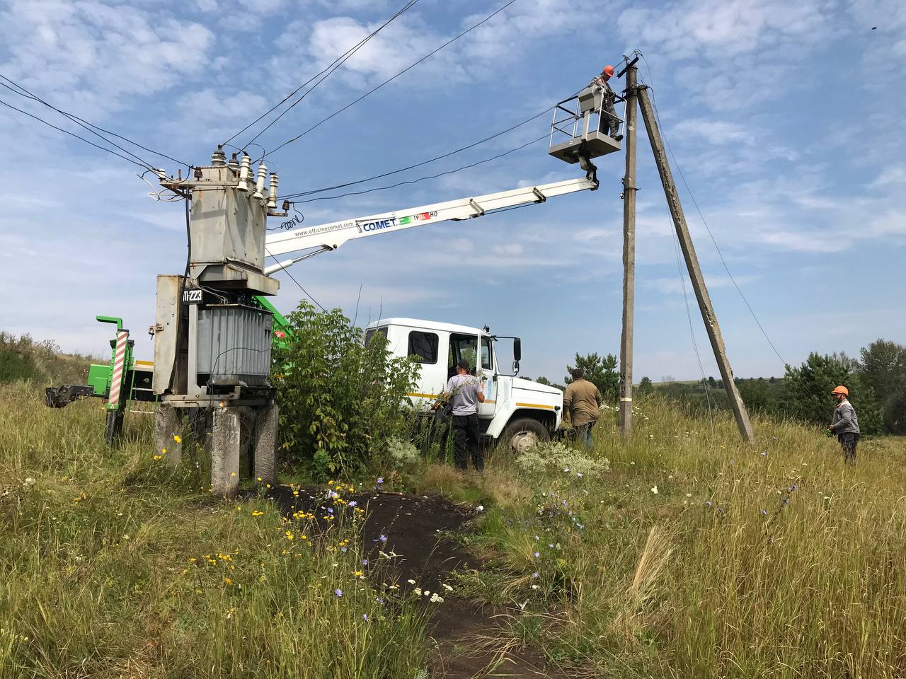 Зображення до:  Під Вовчанськом до кінця тижня заживлять село, де після обстрілів довелося міняти 90% ЛЕП