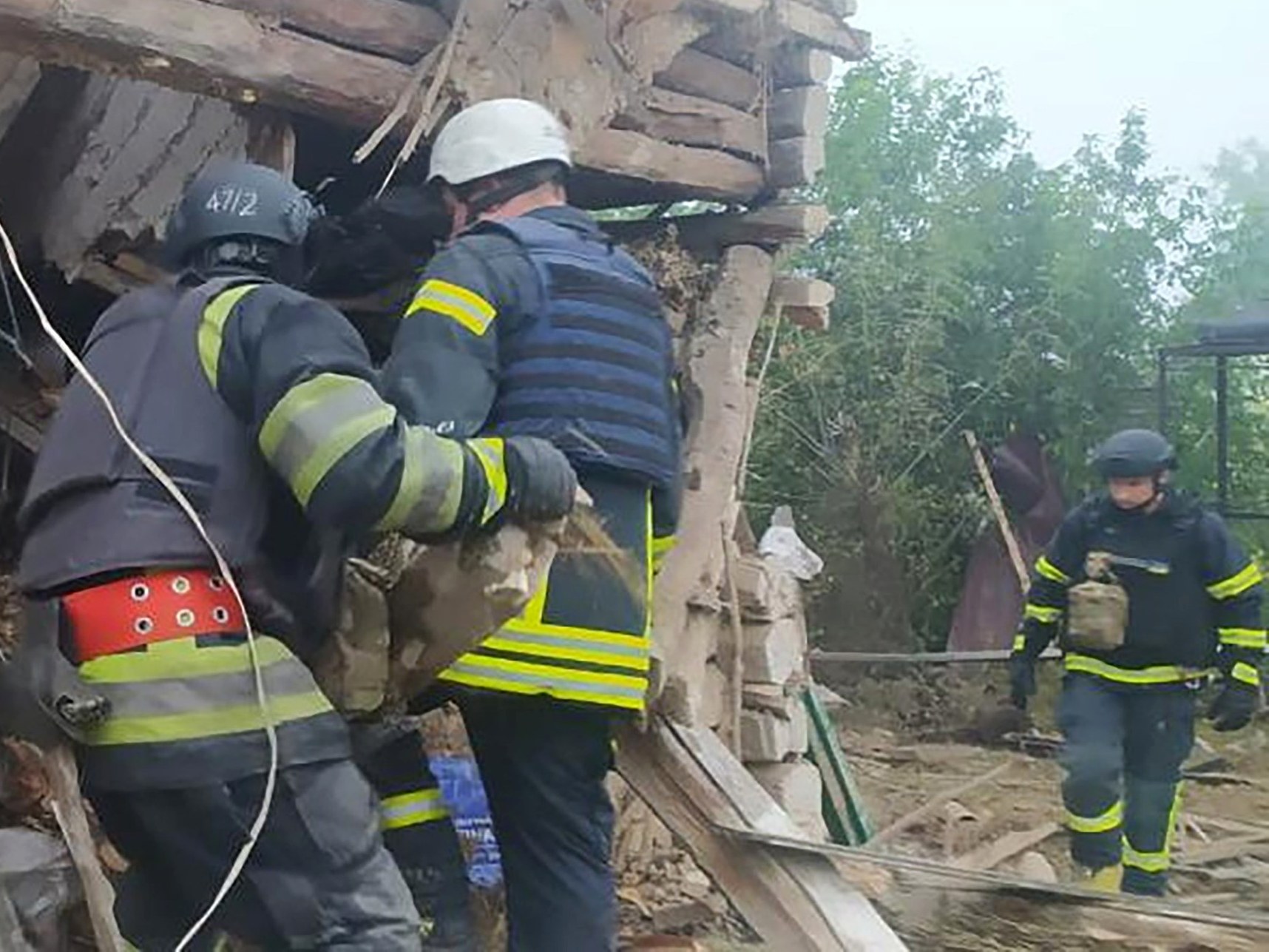 Зображення до:  росія 22 серпня обстріляла Вовчанськ: з-під завалів дістали жінку