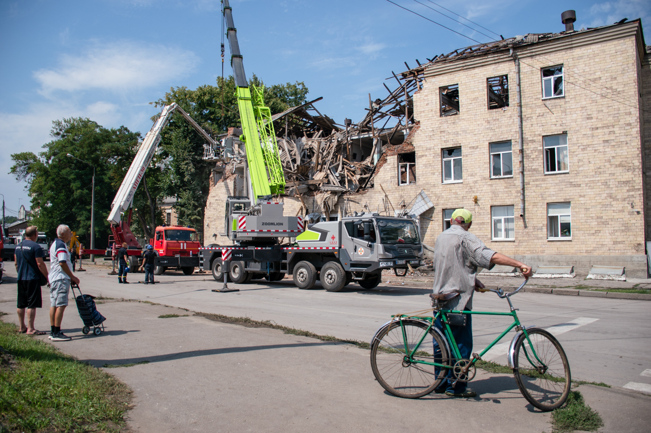 Зображення до:  Харківське училище після російської атаки дронів: фоторепортаж