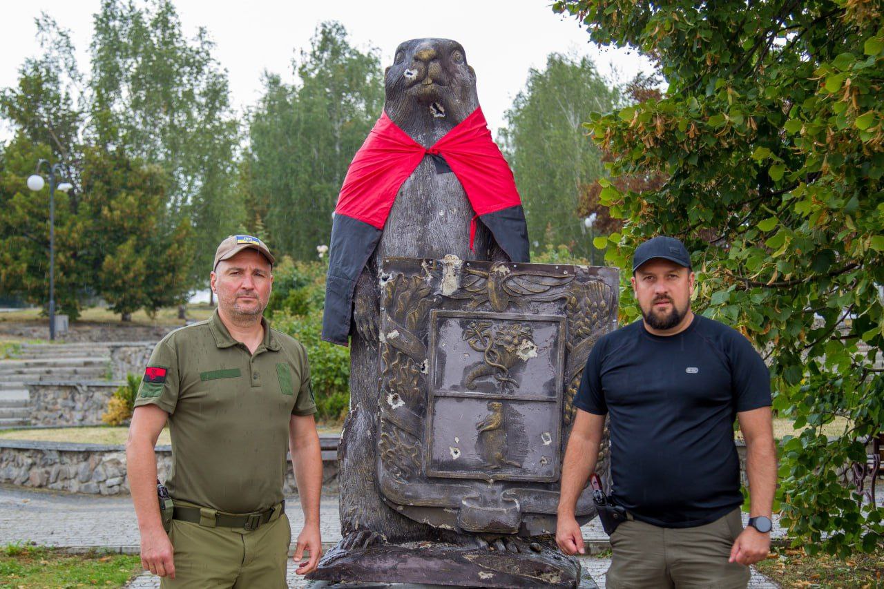 Зображення до:  Російські обстріли пошкодили символ Куп’янська — пам’ятник бабаку: фото