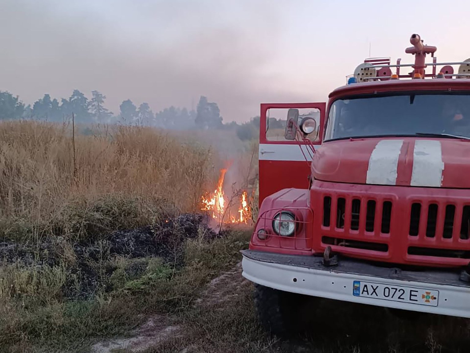 Зображення до:  На Харківщині російські обстріли спричинили лісову пожежу