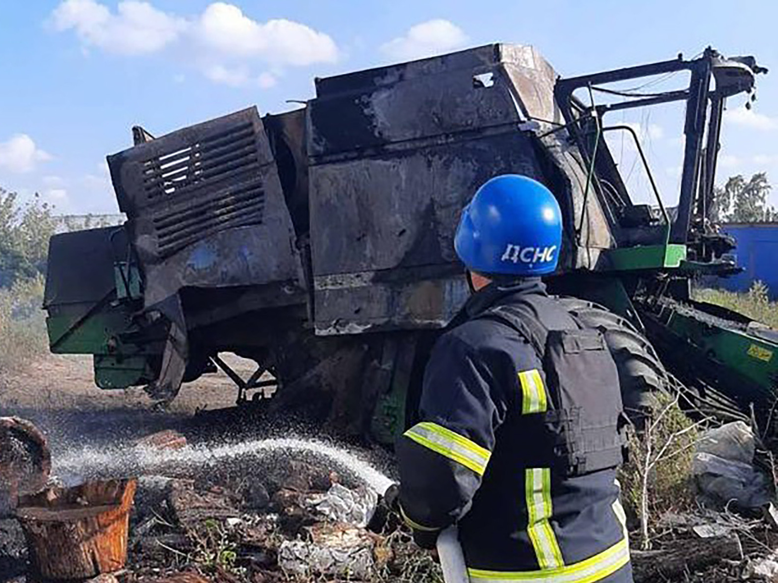 Зображення до:  Від російського обстрілу на Куп’янщині спалахнула пожежа на фермі