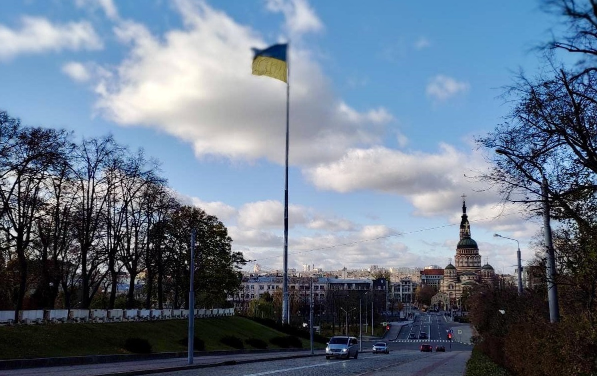 Зображення до:  На флагштоці в центрі Харкова після негоди відновили прапор України