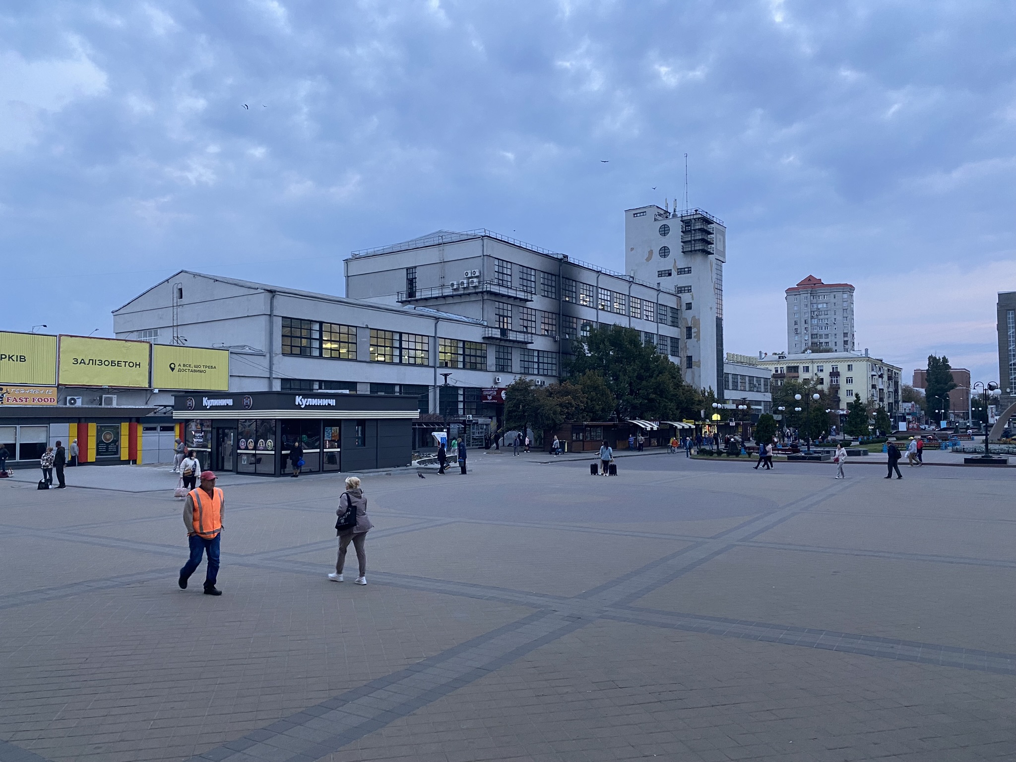 Зображення до:  Пожежа на Привокзальній площі у Харкові: ДСНС назвала можливі причини