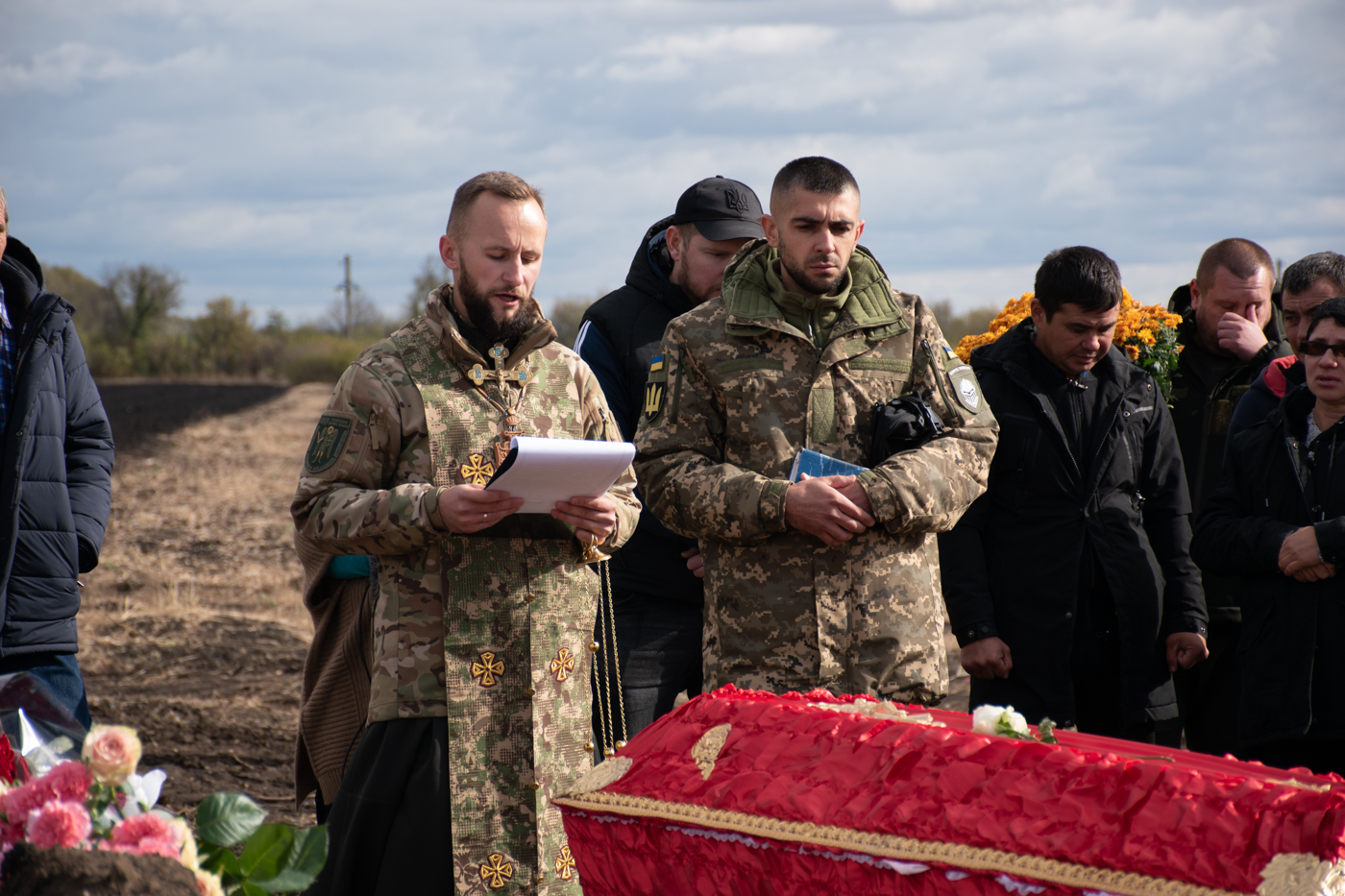 Зображення до:  «За тим, хто навів ракету, загиблі ходитимуть»: у Грозі на Харківщині ховають жертв обстрілу