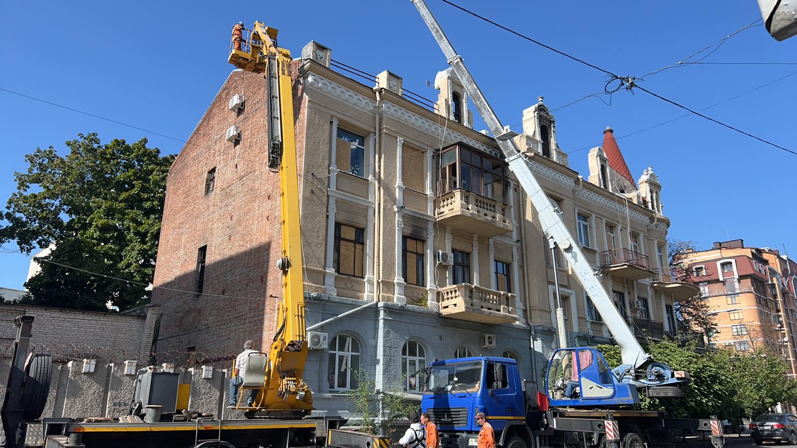 Зображення до:  Півтора року без даху: в Харкові почали консервацію пам’ятки архітектури на вулиці Чернишевський 