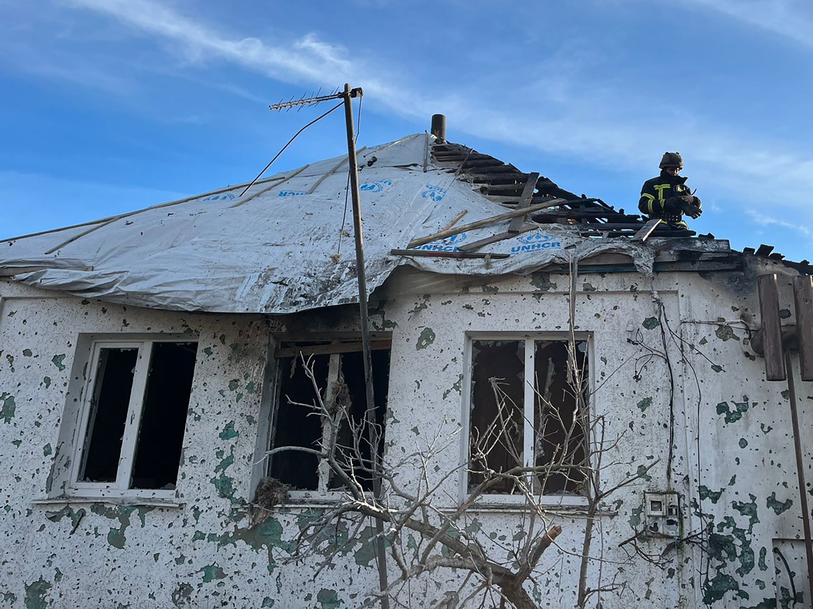 Зображення до:  На Куп’янщині від російського обстрілу загинув чоловік, жінка в лікарні