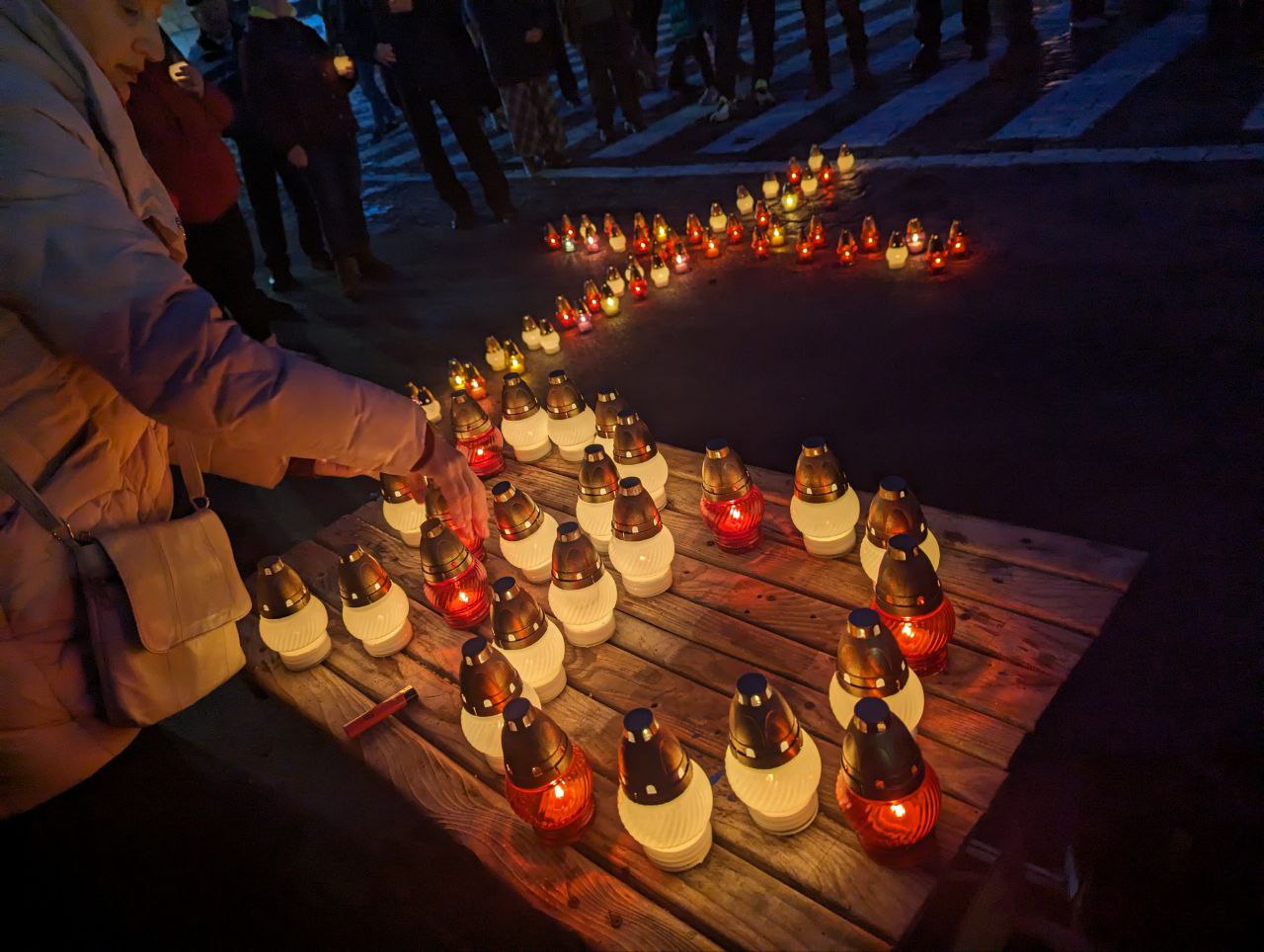 Зображення до:  На майдані Свободи в Харкові вшанували жертв голодоморів