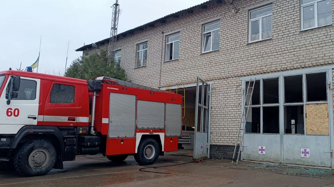 Зображення до:  У Боровій від обстрілу пошкоджена пожежна частина