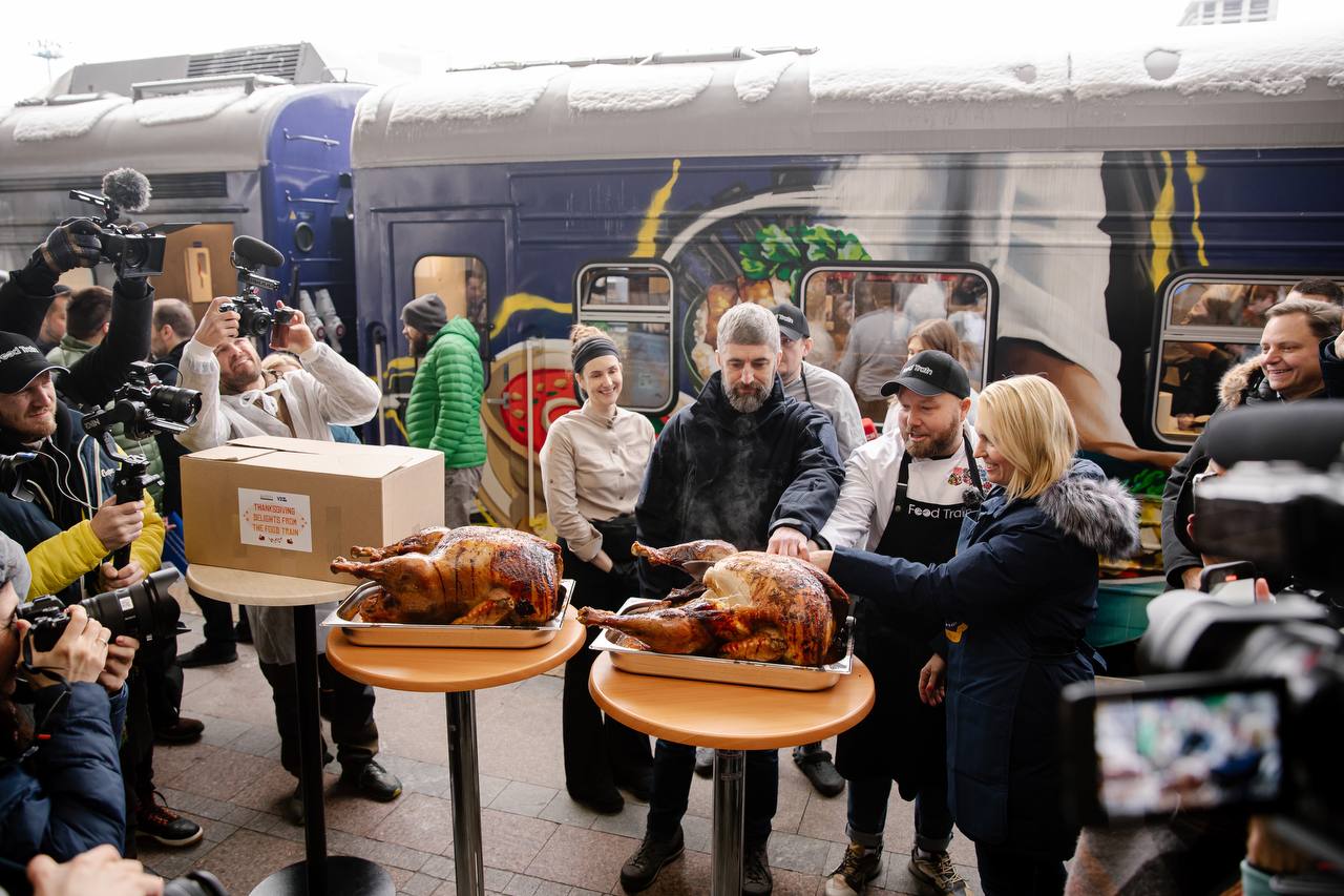 Зображення до:  Індичка та пиріг у Food Train: з Києва на Харківщину відправився поїзд-кухня