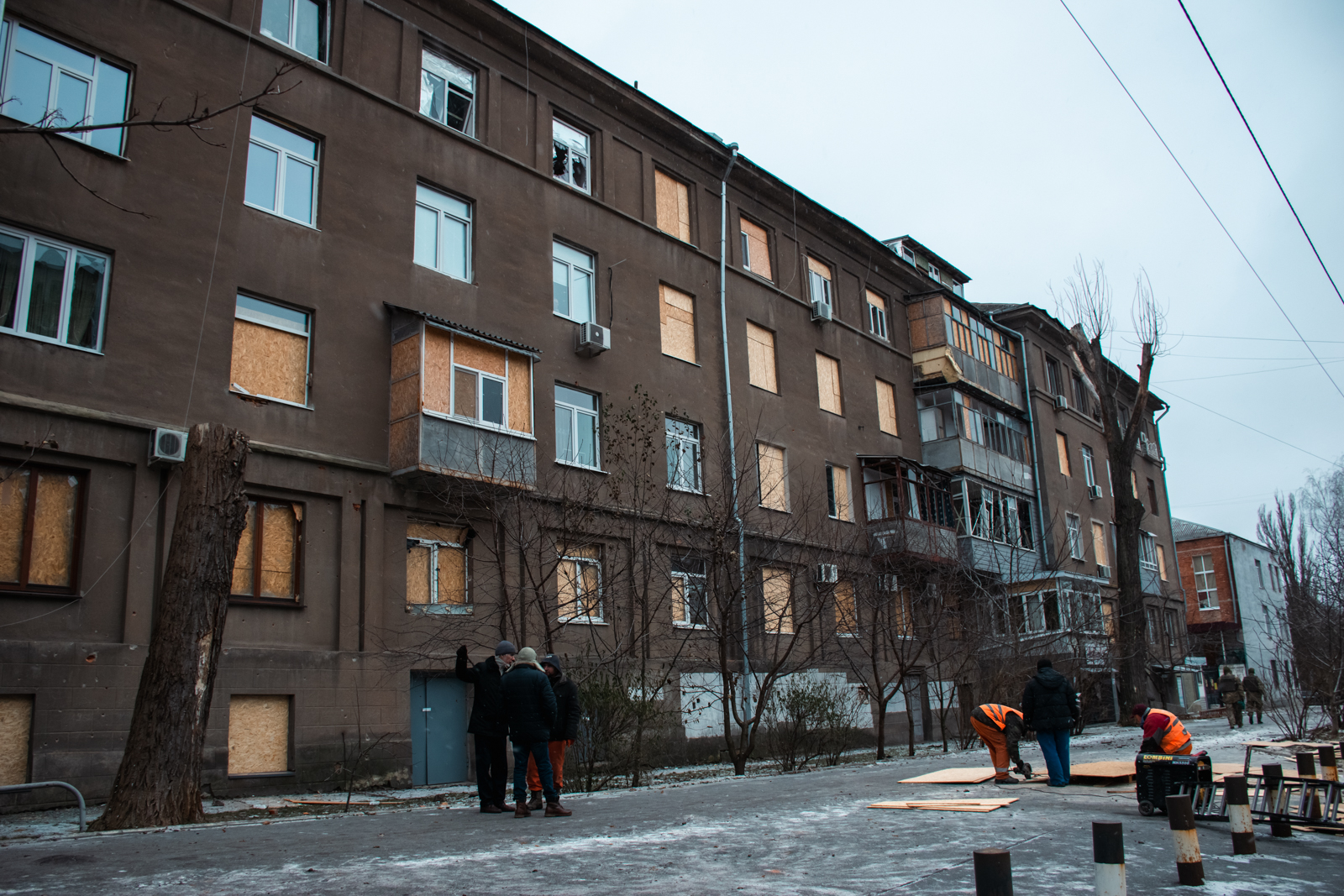 Зображення до:  У Харкові від ракетного удару пошкождені будинки, заклад освіти та дитячий майданчик