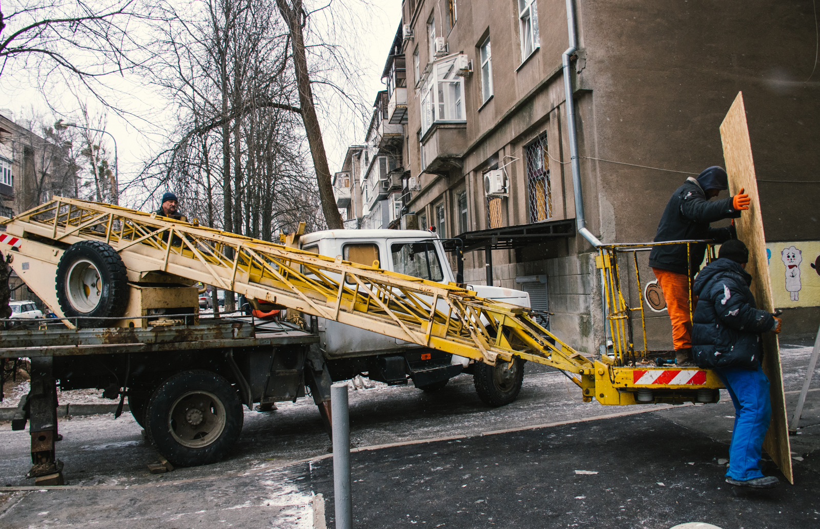 Зображення до:  У Харкові прибирають наслідки ракетного обстрілу — відео