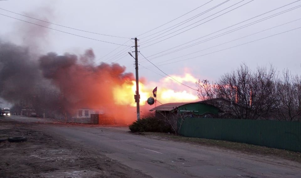 Зображення до:  росія вдарила авіабомбою по селу в Лозівському районі