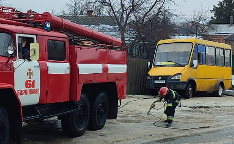 Зображення до:  У Барвінковому на Харківщині автобус врізався в паркан: пасажирів заблокувало