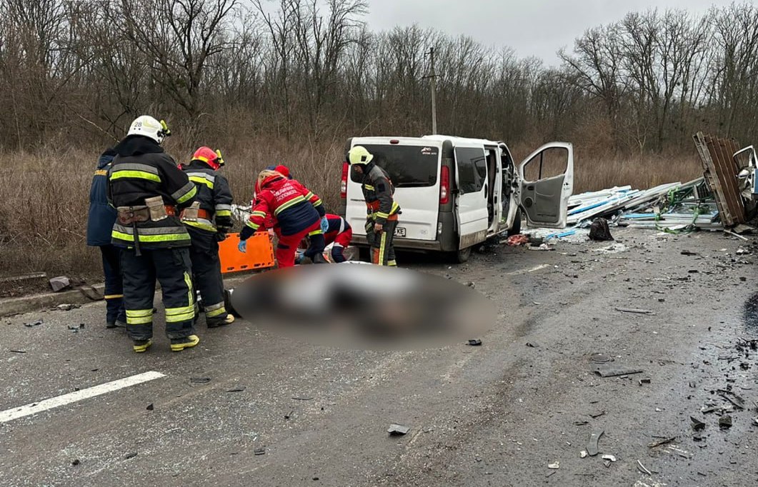 Зображення до:  У потрійній ДТП на Ізюмщині загинули шестеро людей, є травмовані