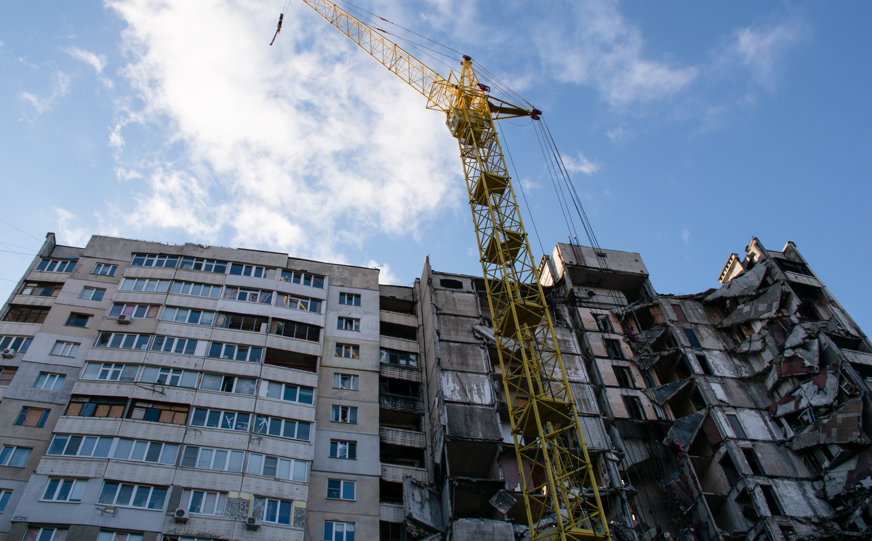 Зображення до:  Власники зруйнованих квартир на Ужвій, 82 почали отримувати сертифікати «єВідновлення»