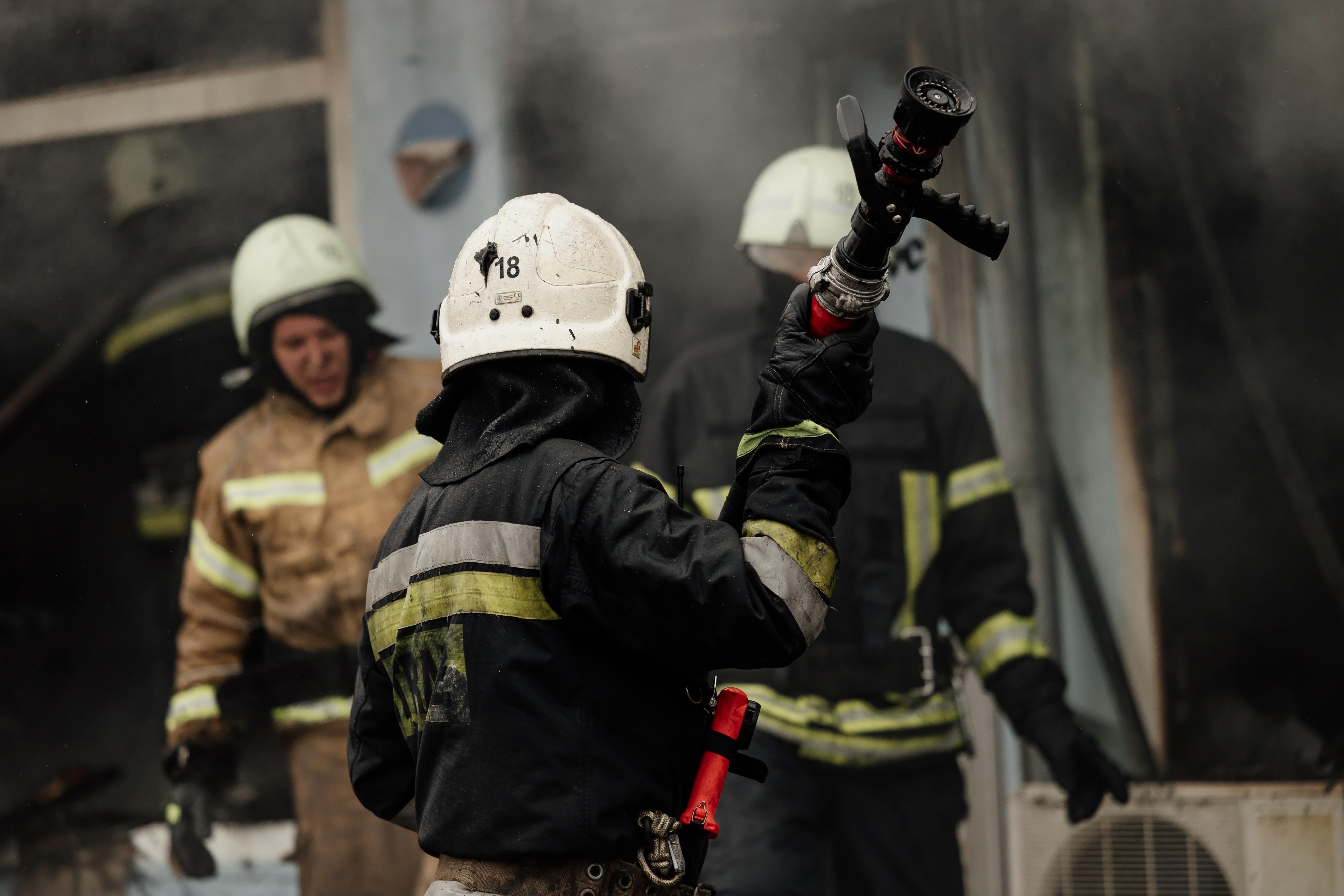 Зображення до:  росія вдарила по цивільному об’єкту в Харкові, є поранені