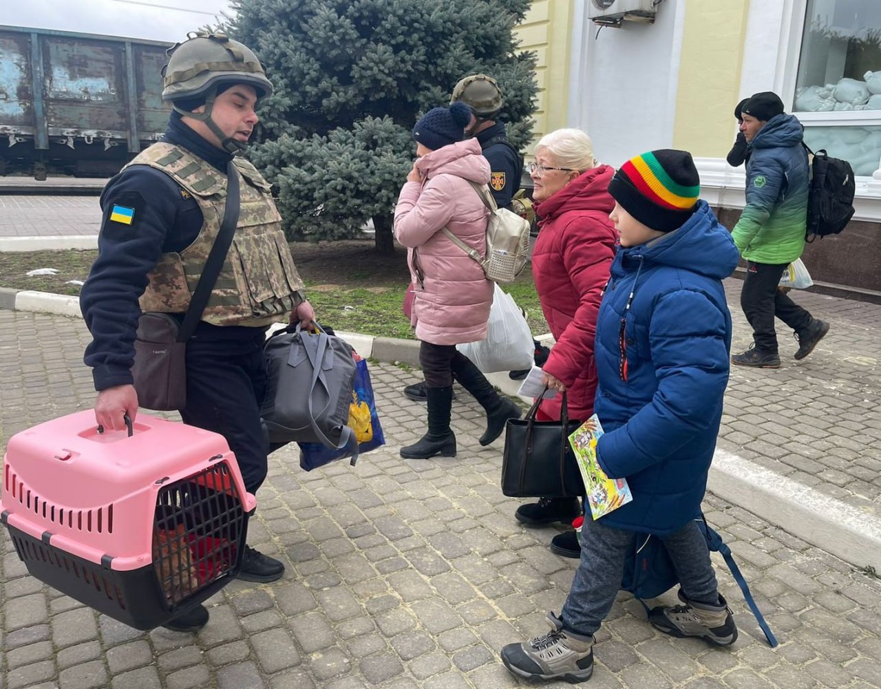 Зображення до:  У двох громадах Куп’янщини триває обов’язкова евакуація: куди звертатися