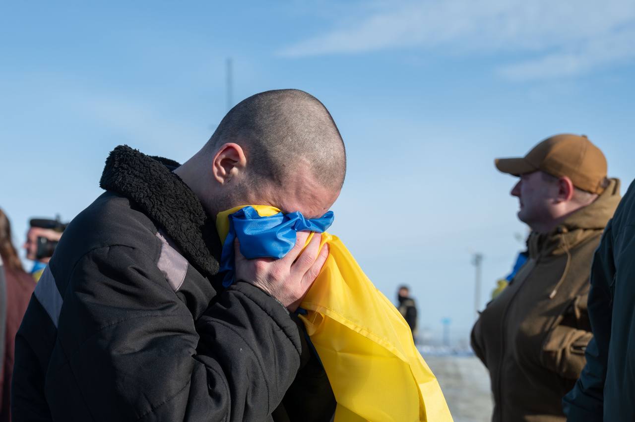 Зображення до:  Україна повернула з російського полону 207 захисників та цивільних