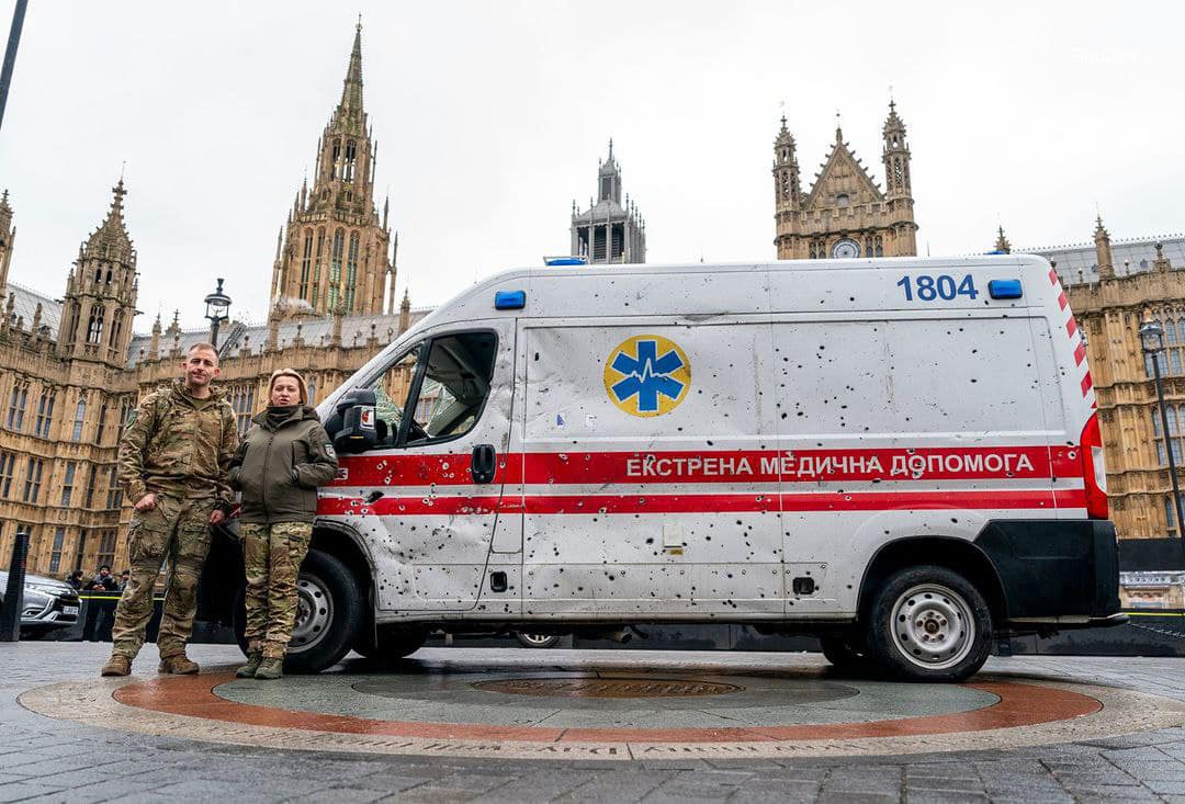 Зображення до:  У центрі Лондона показали швидку, що потрапила під обстріл рф у Харкові