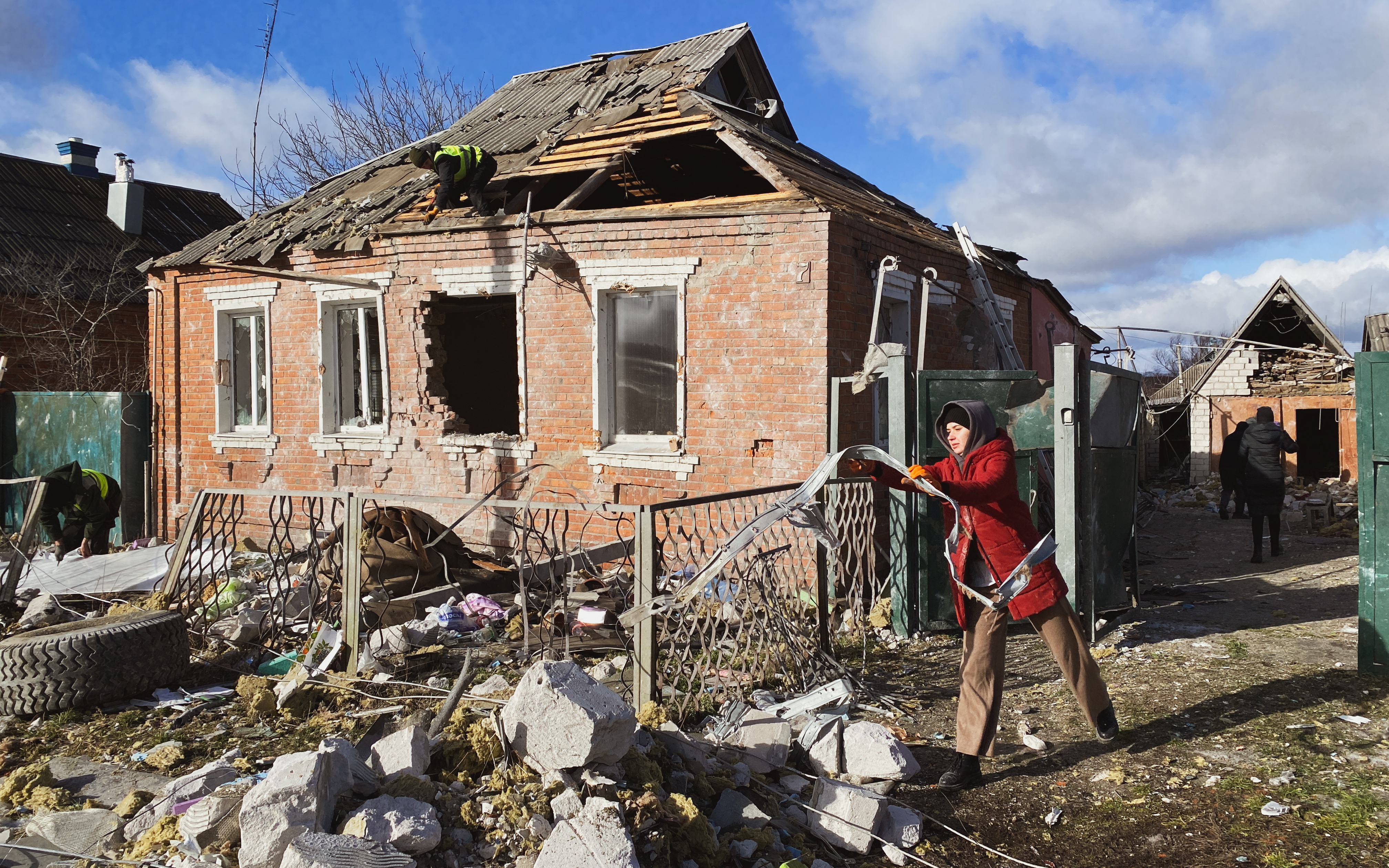 Зображення до:  У Золочеві відновлюють комунікації після російського удару, що вбив дитину