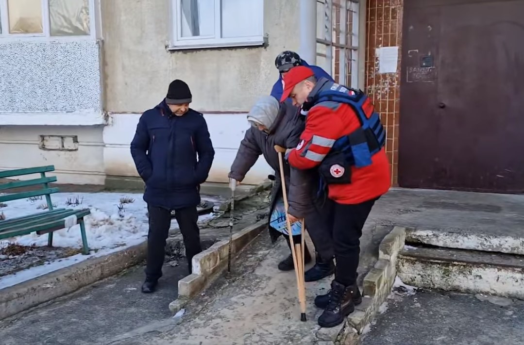 Зображення до:  «Евакуація на лопаті»: як у складних погодних умовах волонтери евакуювали цивільного з Куп’янщини